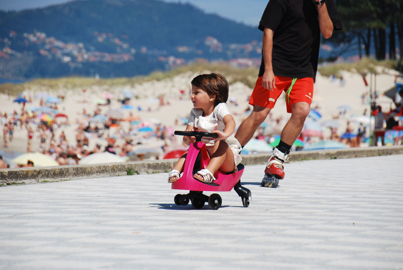 O didicar é um brinquedo muito seguro. Graças à sua 6 rodas não se cae e é estável por muitos movimentos bruscos que tornam as crianças carregados nele.